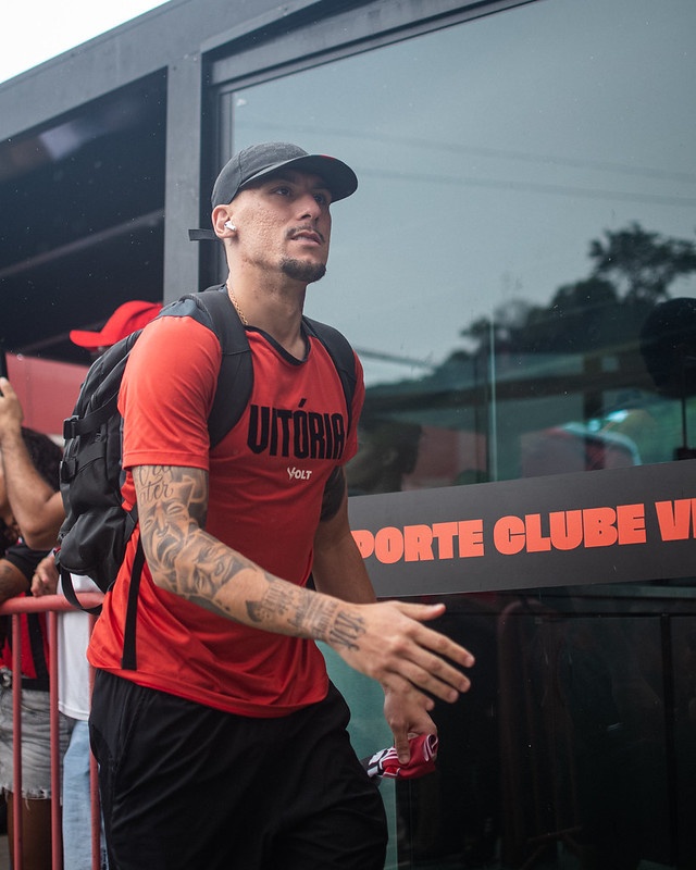 Jogadores do Vitória se pronunciam contra arbitragem nas redes sociais: “Arrumamos briga com o sistema”