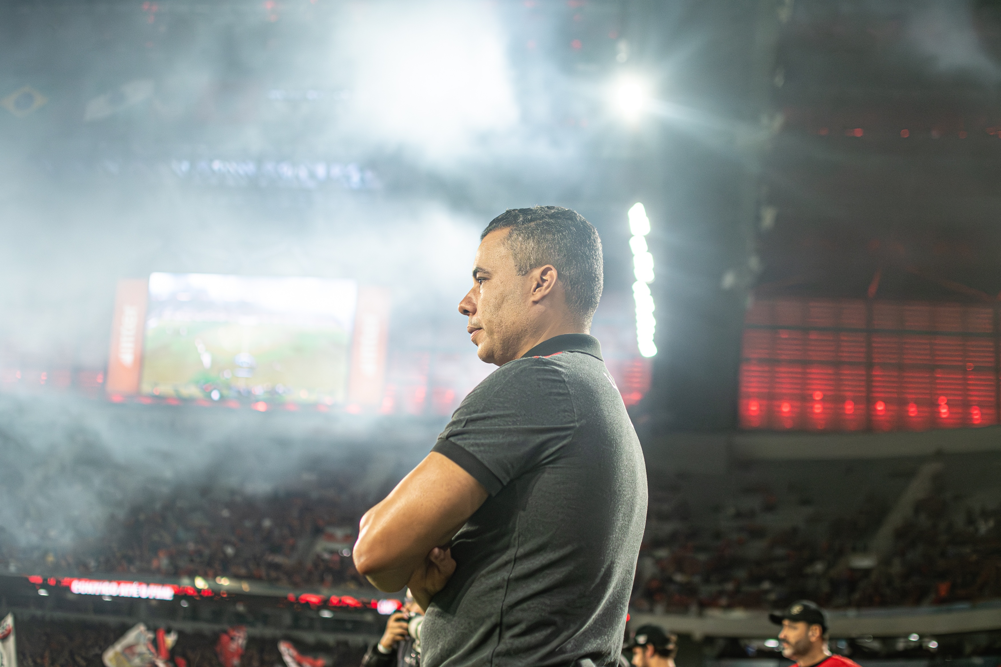 Jair Ventura cobra quadro de arbitragem por não ida ao VAR contra o Athletico: “Não dá para brigar com a imagem”