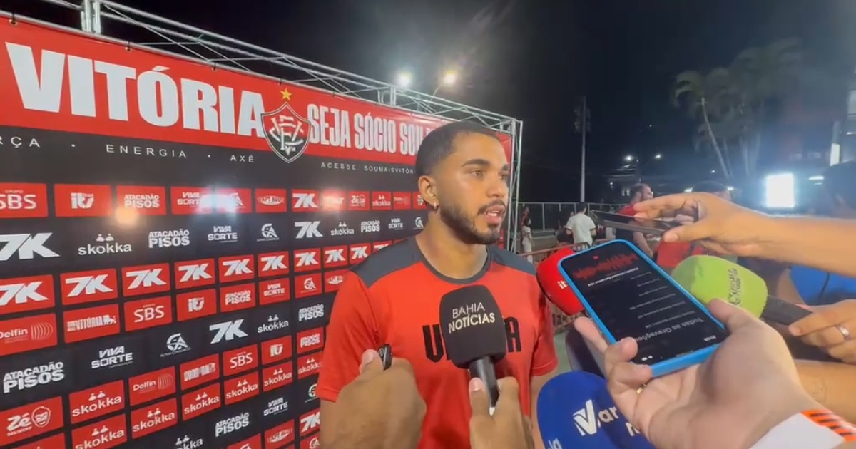 Lucas Arcanjo explica liberdade em reposições no Vitória e descarta ideia de bater pênaltis: 