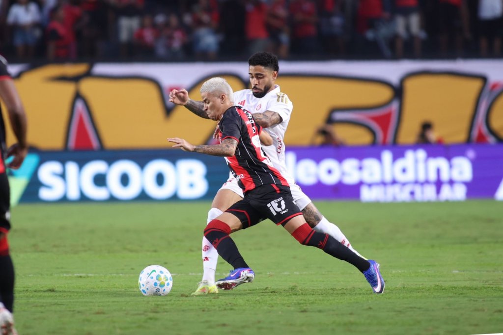 No Barradão só dá Leão: Vitória vence Internacional pela Série A e mantém sequência invicta de nove partidas em casa 3 Erick disputando espaço com Matheus Bahia
