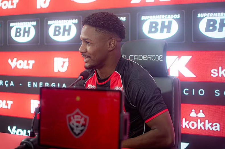 Fabiano é regularizado e pode estrear pelo Vitória contra o Botafogo 