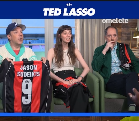 VÍDEO: Elenco de Ted Lasso é presenteado com camisas do Vitória
