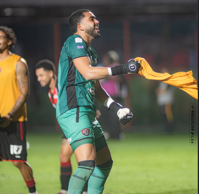 Vitória registra o melhor desempenho em casa no Brasileirão; confira os números. 3 Lucas Arcanjo comemorando vitória do Vitória