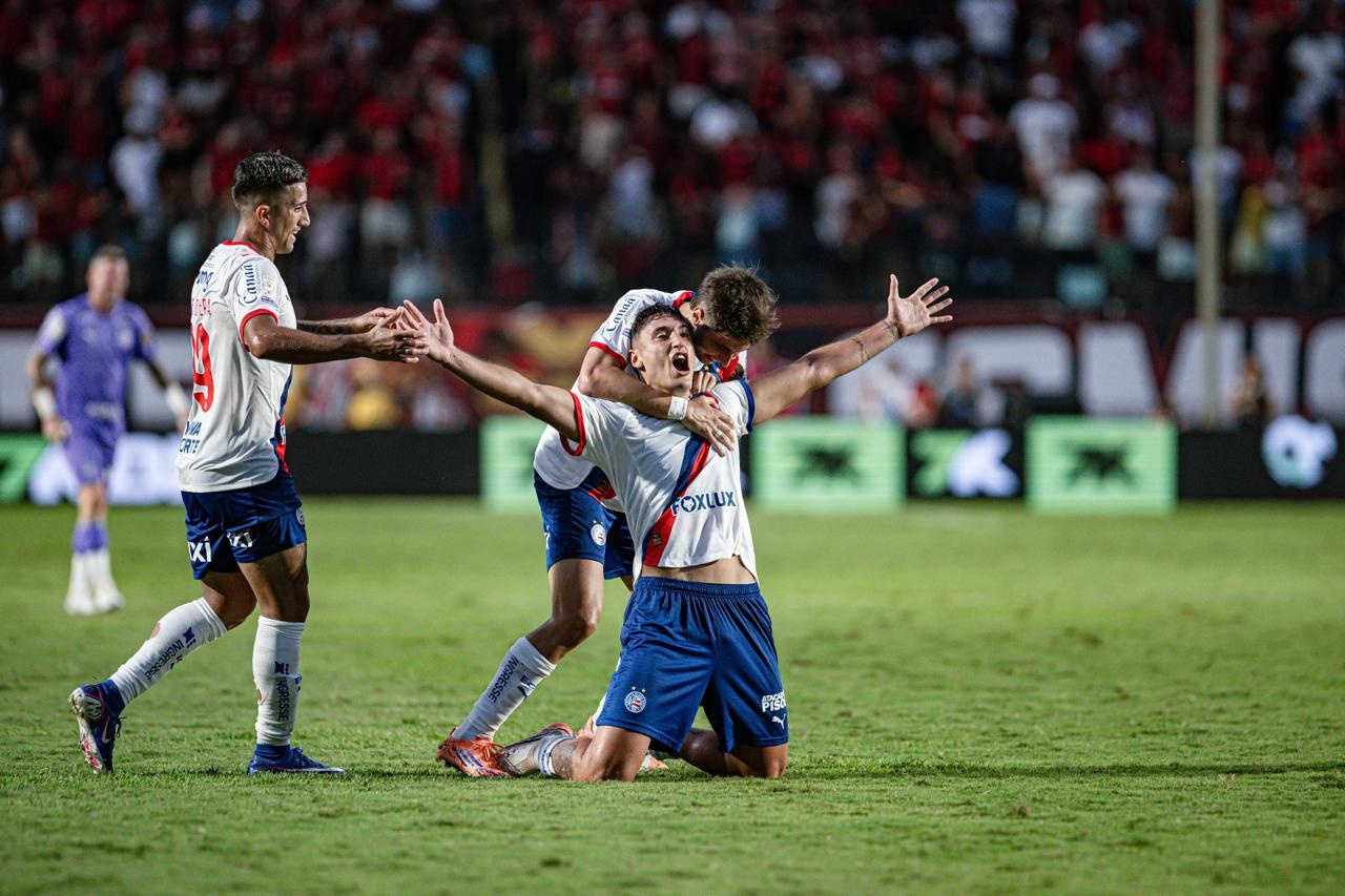 Alejo Véliz e Jean Lucas marcam, e Bahia vence Vitória no Barradão pela 1ª vez no Brasileirão