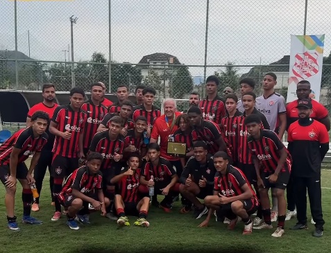 VÍDEO: Jogadores do Vitória Sub-15 recebem homenagem de Zico após participação em torneio