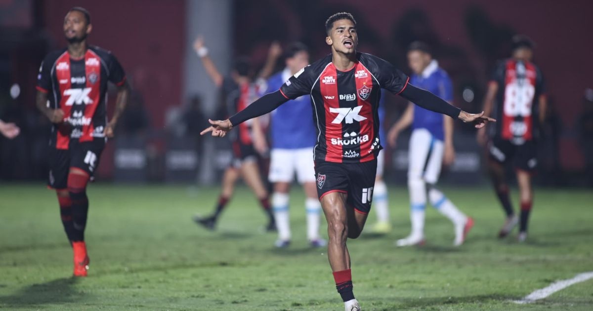 Vitória supera o Grêmio com gol de Renê e abre sete pontos da zona de rebaixamento