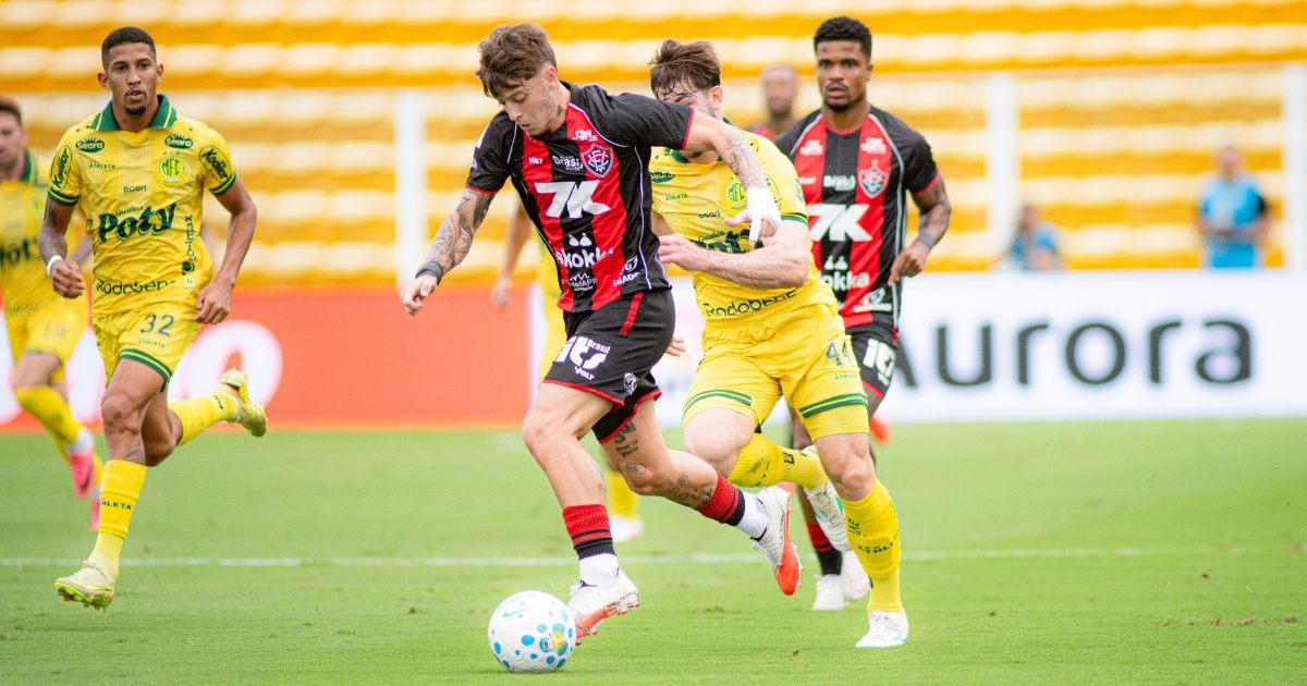 Vitória larga na frente na primeira etapa, mas cede empate ao Mirassol e segue sem vencer fora no Brasileirão