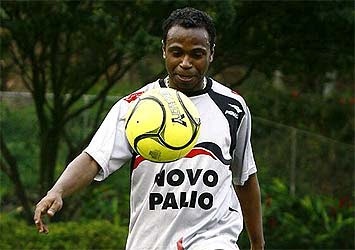 Edílson relembra “brincadeira” com tiros na concentração do Vitória em 2004
