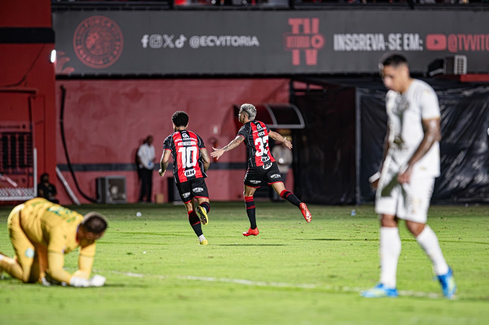 Com show de Erick e Matheuzinho, Vitória goleia a Chapecoense no retorno do Brasileirão