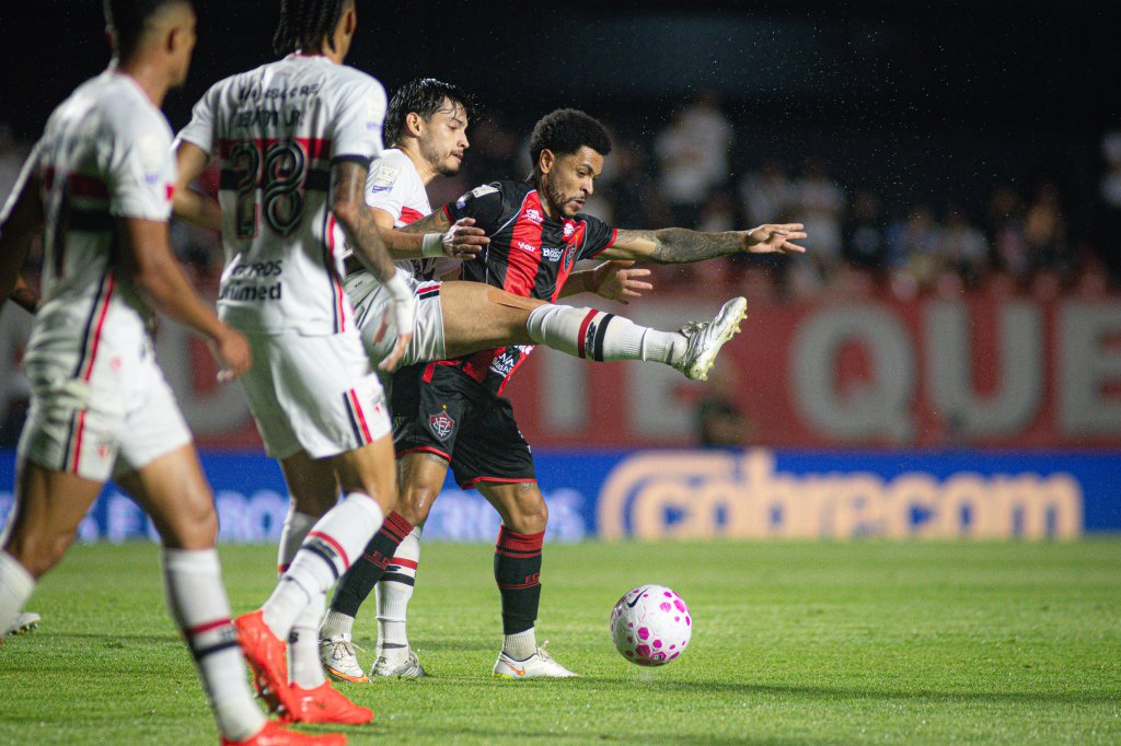Vitória perde na Série A e não vence fora; enfrenta o São Paulo 3 Matheuzinho brigando por espaço com a defesa do São Paulo