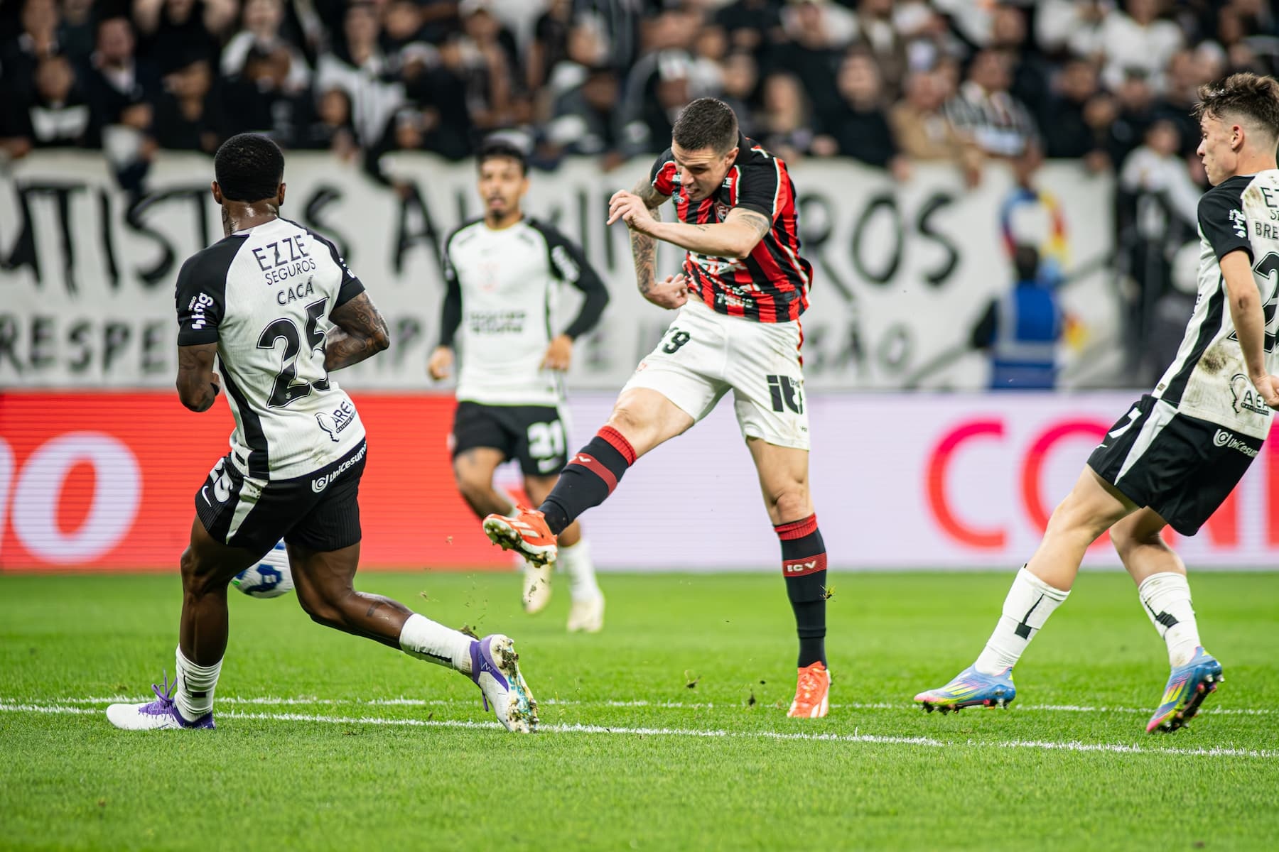 Vitória busca quebrar jejum de nove anos sem vencer o Corinthians; veja retrospecto
