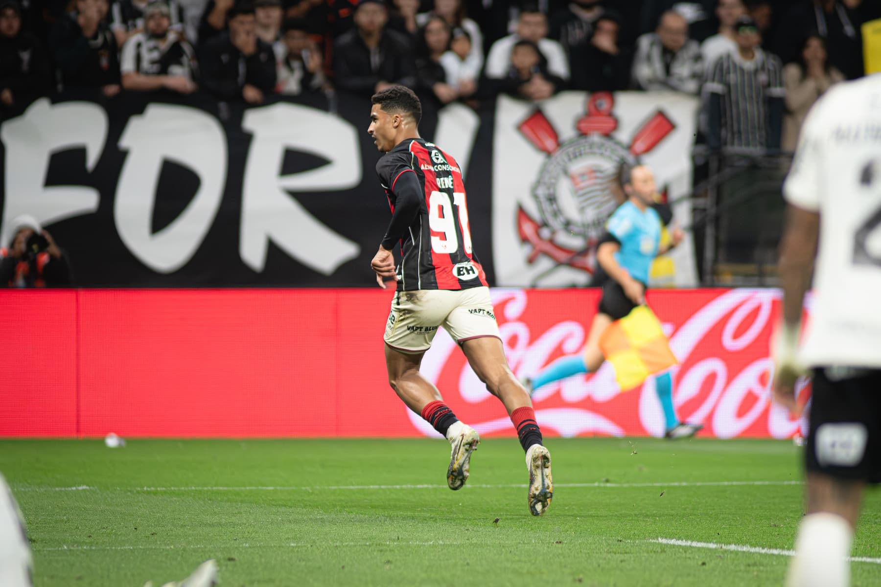 Vitória sai na frente, mas sofre empate do Corinthians e segue sem vencer fora de casa na Série A