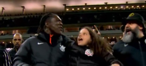 VÍDEO: Novo técnico do Corinthians, Seedorf faz "poropopó" antes de jogo contra o Vitória