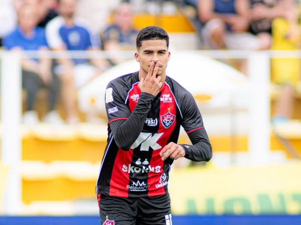 Renê recebe terceiro amarelo e desfalca Vitória contra o Athletico-PR