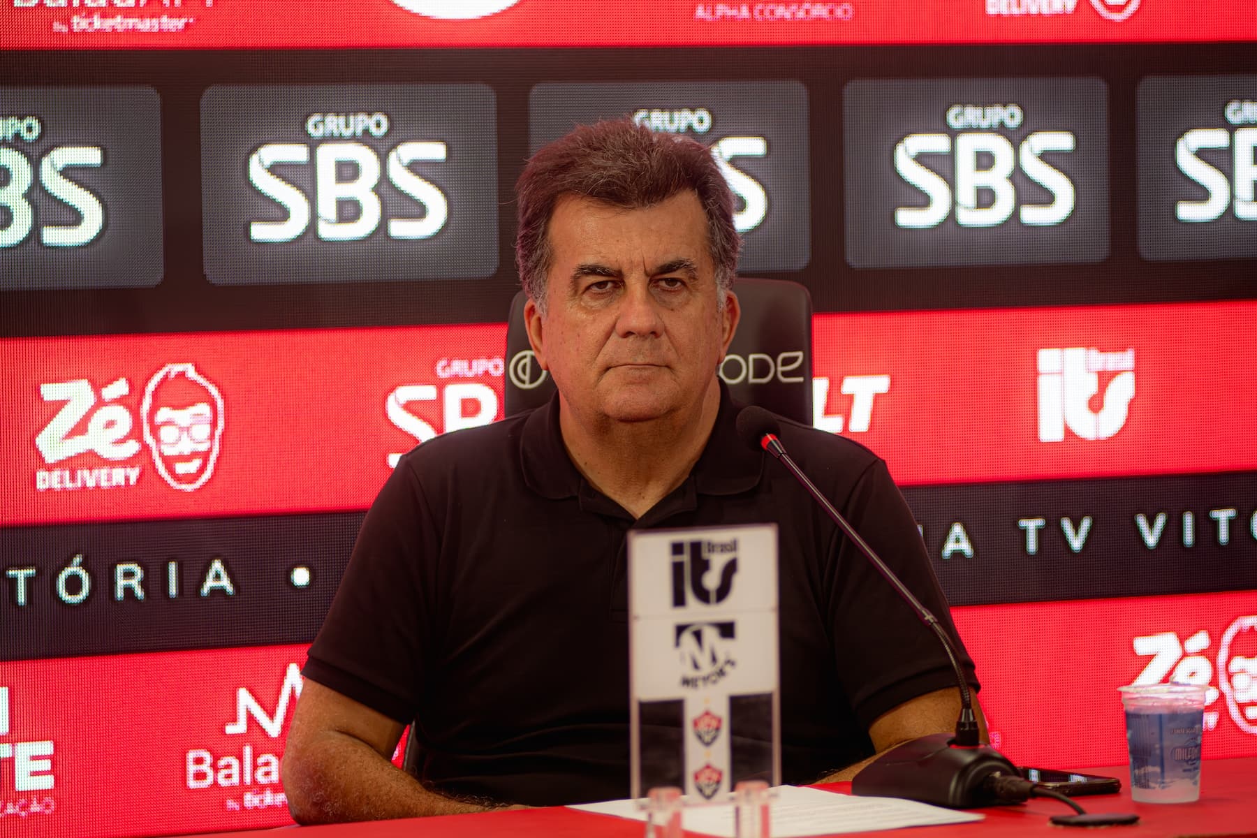 Fábio Mota nega salários atrasados no Vitória após levantamento apontar dívidas do clube