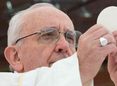 Papa critica quem prefere poder 'ao amor de Deus' na procissão da Via-Crúcis