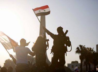 Sírios vão às ruas para celebrar reação a ataques liderados pelos EUA