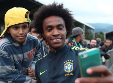 Treino da seleção tem festa, tumulto, parabéns e gritos de 7 a 1
