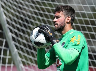 Alisson desconversa sobre transferência e garante foco na seleção