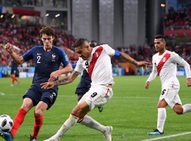 França vence com gol de Mbappé, garante classificação e elimina o Peru