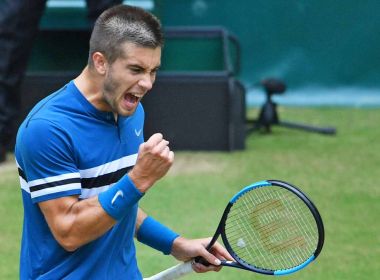 Coric bate Federer, leva título em Halle e tira suíço da ponta do ranking mundial