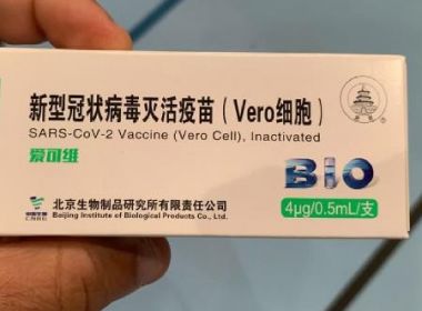 Camelôs vendem vacina falsa contra Covid-19 por R$ 50 no Rio