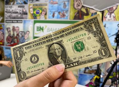 Câmara aprova texto-base de projeto que abre caminho para conta em dólar no Brasil