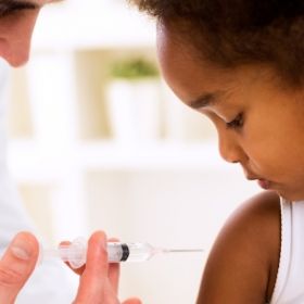 Vacinação em crianças não deve ser critério para volta às aulas, dizem especialistas