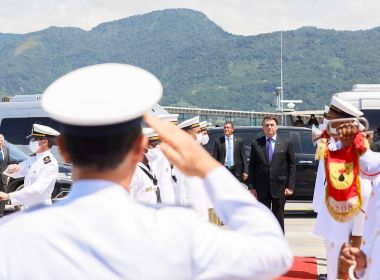 Pressionado, Bolsonaro diz que Forças Armadas decidem sobre democracia ou ditadura