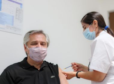 Presidente da Argentina é o primeiro líder a ser imunizado na América Latina