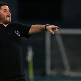 Após rebaixamento, Botafogo demite o técnico Eduardo Barroca