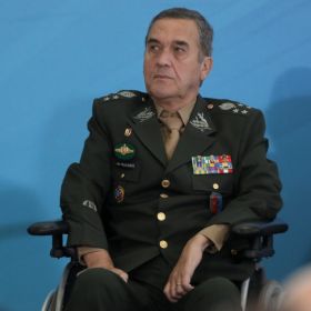 Tuíte do general Villas Bôas sobre Lula foi atenuado por atuais ministros de Bolsonaro