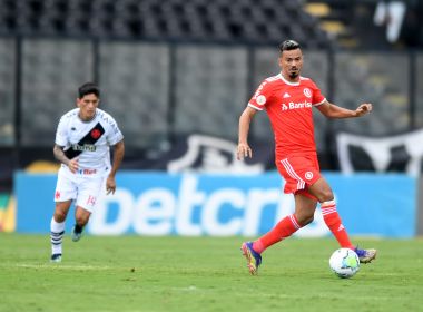 Inter vence com polêmica de VAR, mantém liderança e complica o Vasco