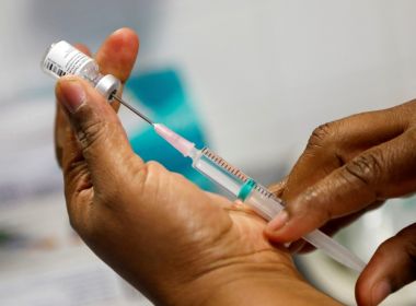Vacinação na Europa tropeça em escassez, desinformação e desorganização