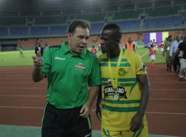 Após 14 dias confinado, brasileiro tenta levar ilha do Caribe à Copa
