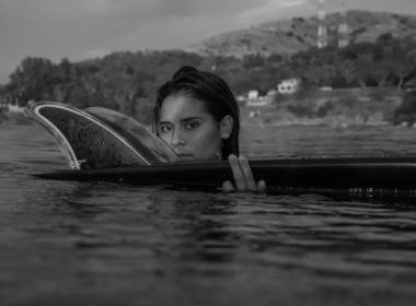 Surfista de 22 anos morre após ser atingida por um raio durante treino
