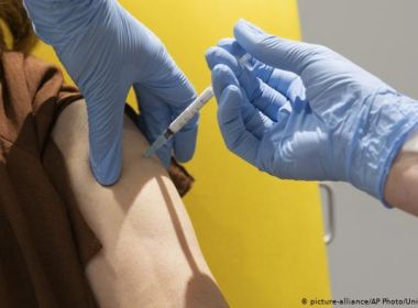 Governo brasileiro diz negociar com EUA compra de excedente de vacinas