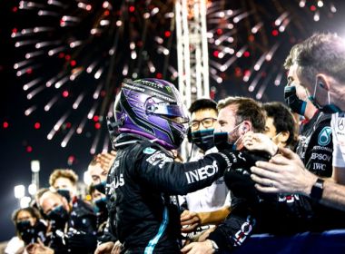 Hamilton luta até o fim e bate Verstappen no GP do Bahrein de Fórmula 1