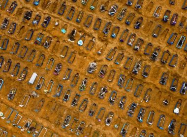 Após sucessivos recordes, Brasil chega a 400 mil mortos por Covid-19