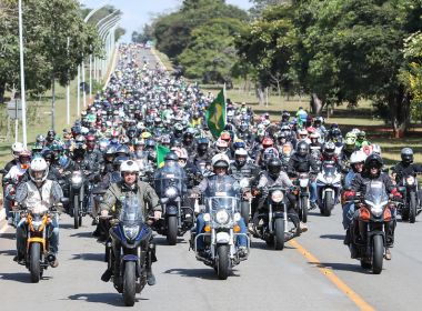 No Dia das Mães, Bolsonaro ignora regras e gera aglomeração com motoqueiros em Brasília