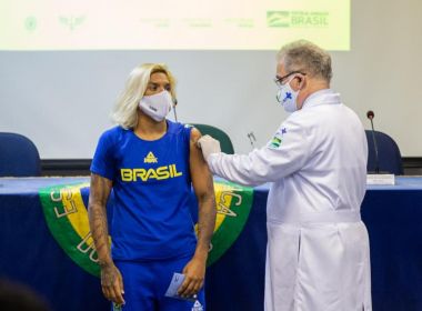 Atletas brasileiros são vacinados contra Covid; baiana Ana Marcela recebe primeira dose