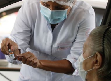 Mais vulneráveis à Covid, idosos só terão maior proteção após vacinação em massa