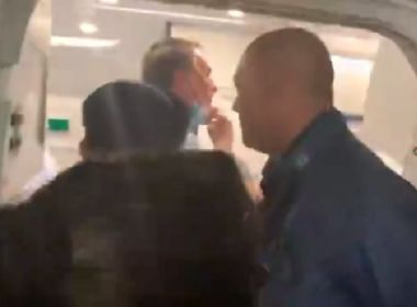 Anvisa vai questionar Azul pela entrada de Bolsonaro sem máscara em avião