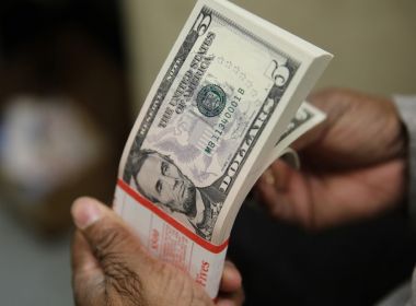 Após pouco mais de um ano, dólar volta a fechar abaixo de R$ 5