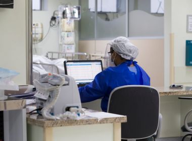 Brasil tem desaceleração de casos de Covid pela primeira vez em 8 meses