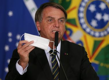 Bolsonaro faz novo ataque a sistema eleitoral e justifica troca de militares pelo centrão