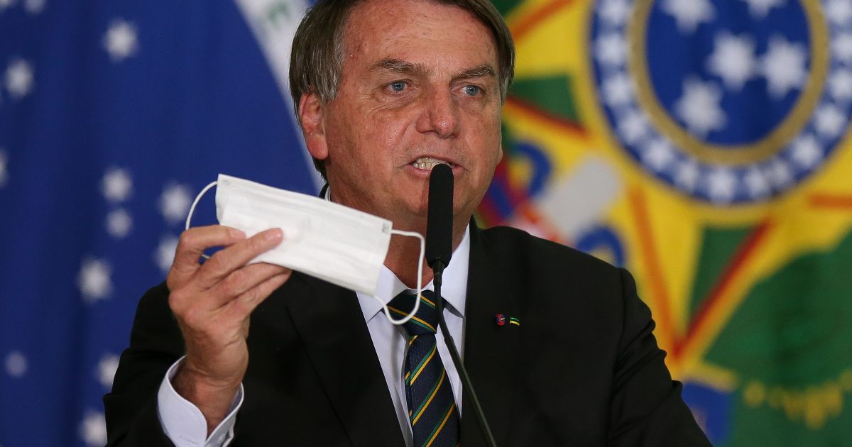 Bahia Notícias / Notícia / Bolsonaro faz novo ataque a sistema eleitoral e justifica troca de militares pelo centrão - Vimarsana News