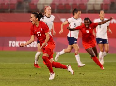 Canadá bate EUA no futebol feminino pela primeira vez em 20 anos e vai à final