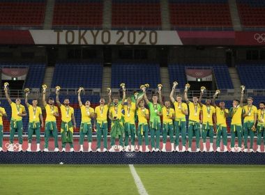 Seleção de futebol esconde patrocinador do COB no pódio e causa desconforto
