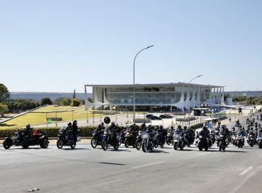 Em crise com STF, Bolsonaro participa de motociata em Brasília e provoca aglomeração